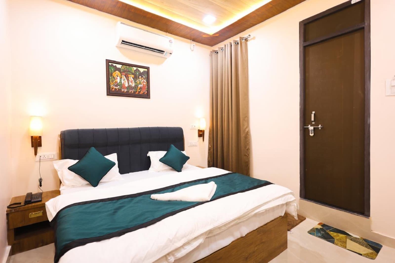 Deluxe Room at Nimmagadda Vari Andhra Tours and Travels, photo 1 of 4