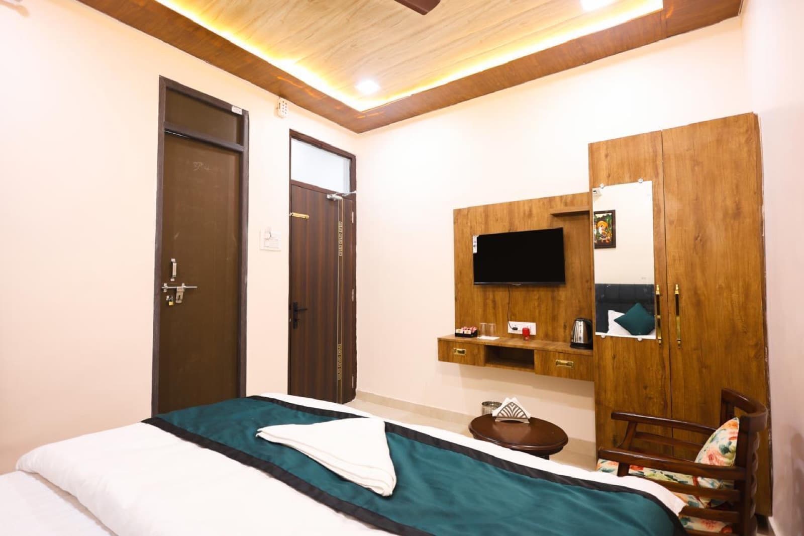 Deluxe Room at Nimmagadda Vari Andhra Tours and Travels, photo 2 of 4