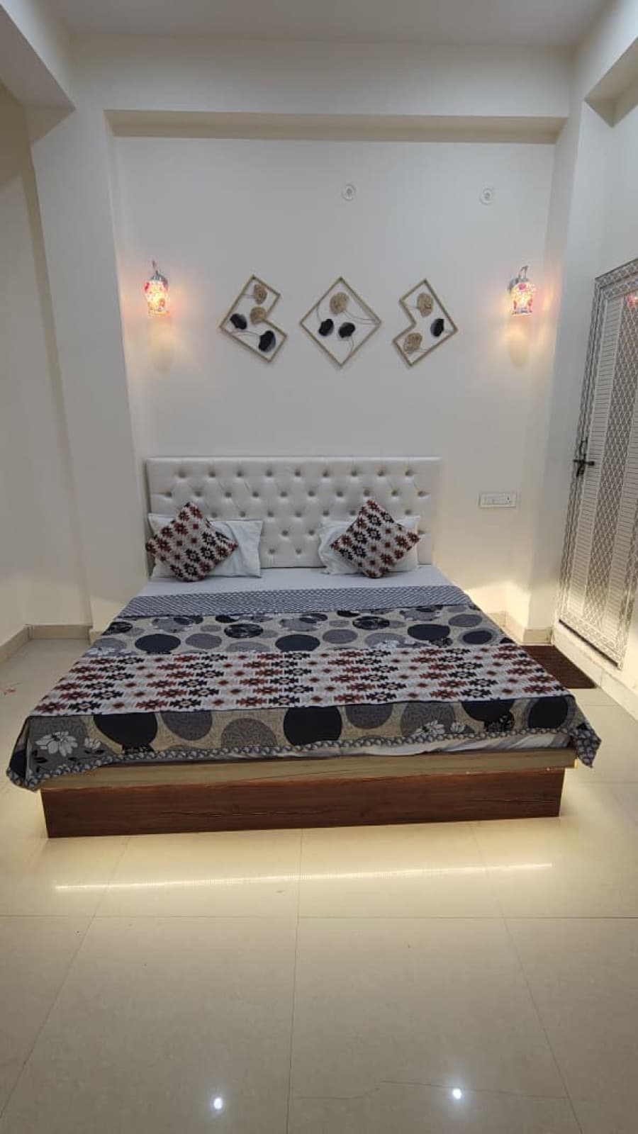Deluxe Room at Nimmagadda Vari Andhra Tours and Travels, photo 3 of 4