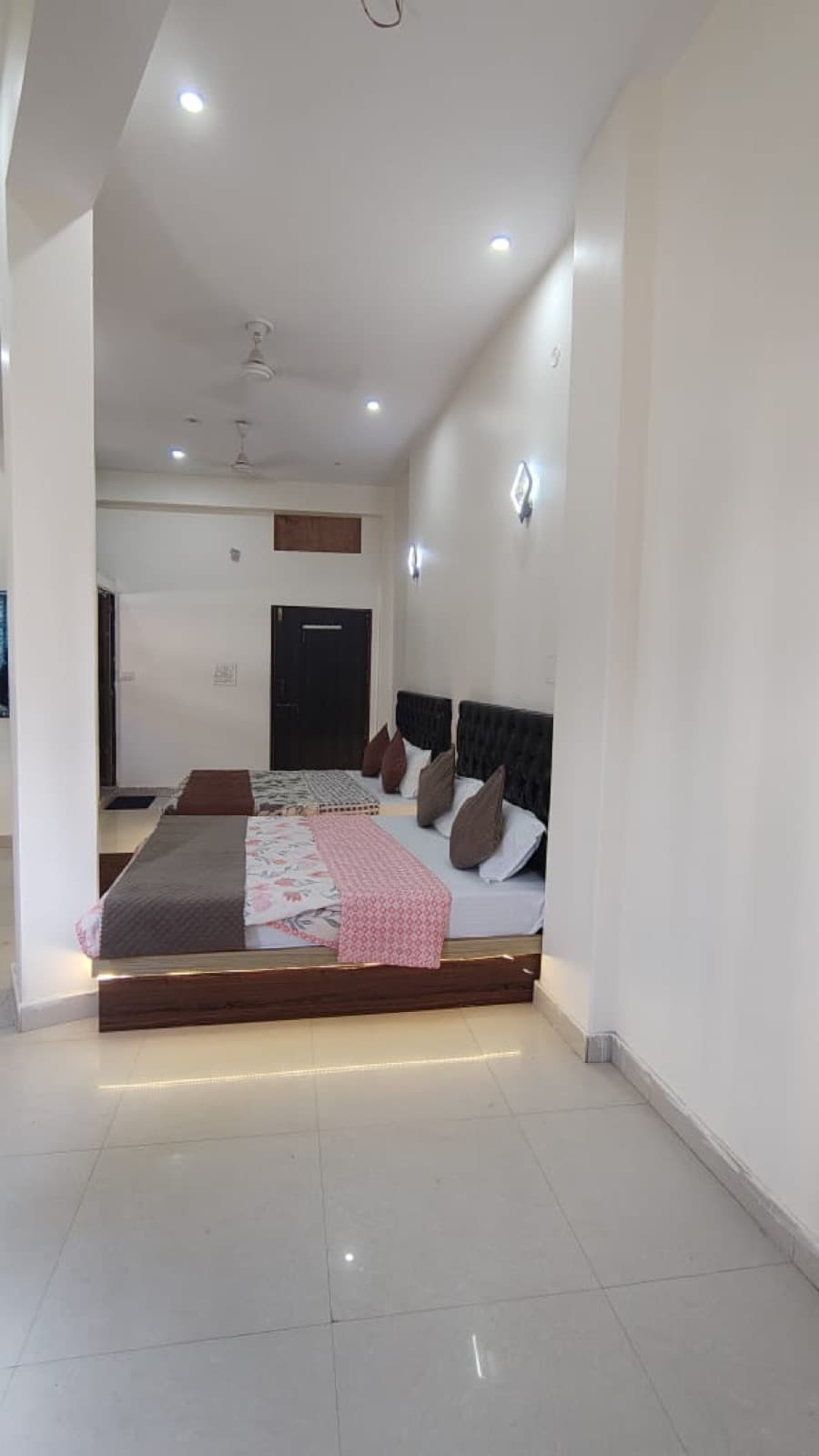 Deluxe Room at Nimmagadda Vari Andhra Tours and Travels, photo 4 of 4