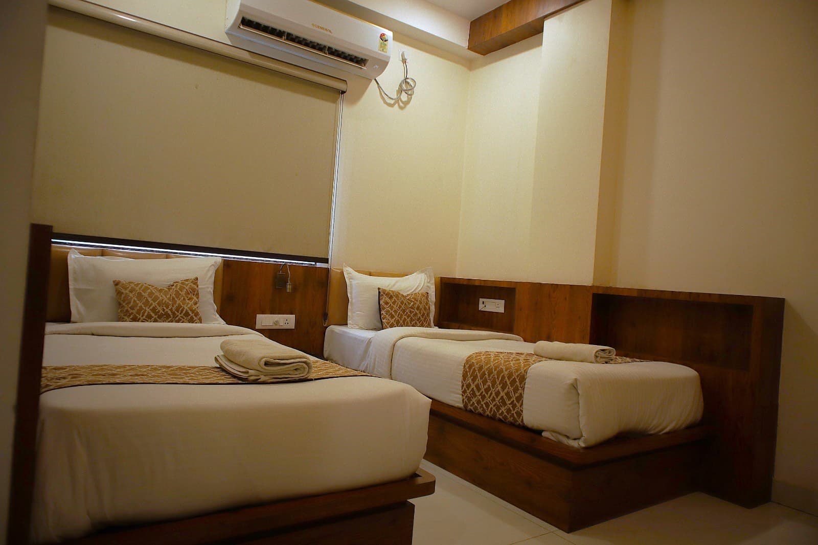 Super Deluxe Room at Nimmagadda Vari Andhra Tours and Travels, photo 3 of 7