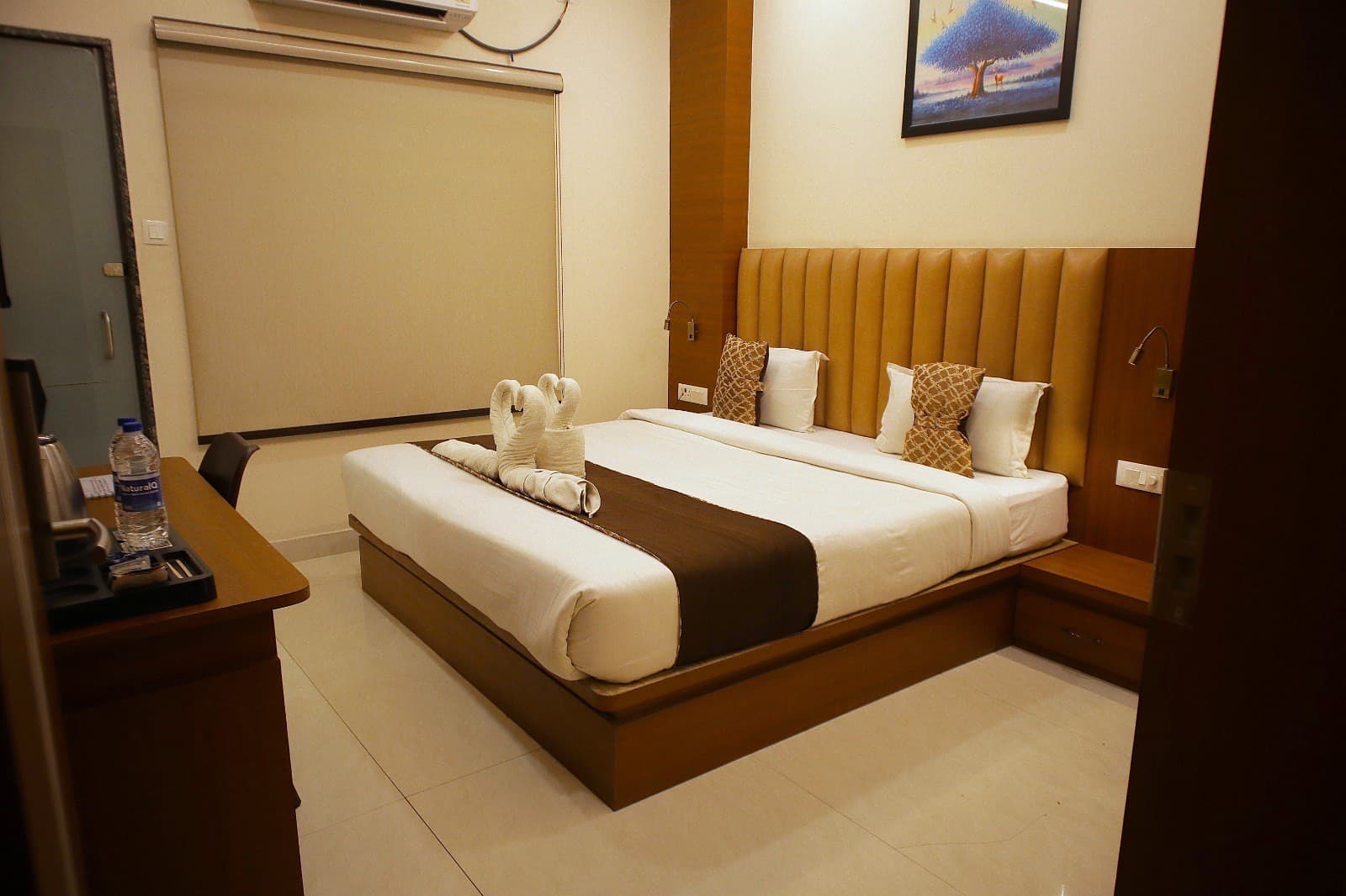 Super Deluxe Room at Nimmagadda Vari Andhra Tours and Travels, photo 4 of 7