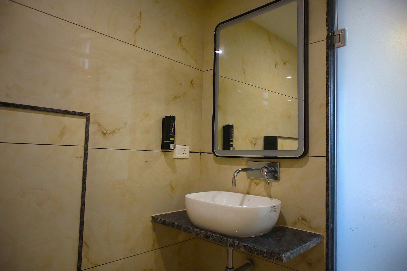 Super Deluxe Room at Nimmagadda Vari Andhra Tours and Travels, photo 7 of 7